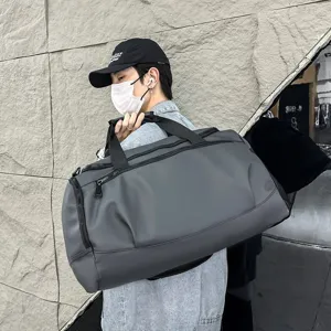 Grand sac de voyage étanche pour hommes, sac de sport spacieux et bandoulière.