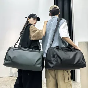 Vue détaillée du grand sac de voyage imperméable porté par des modèles en gris et en noir.