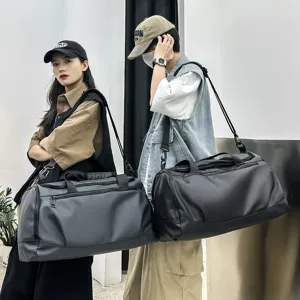 Vue détaillée du grand sac de voyage noir avec bandoulière pour le sport et l'entraînement.