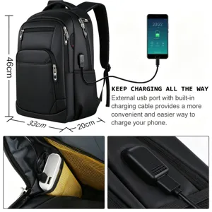 Detalle de mochila negra para portátil con puerto de carga USB externo y dimensiones marcadas.