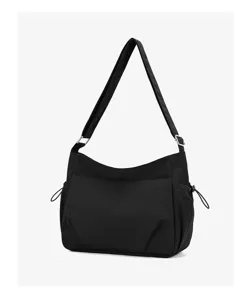 Borsa a tracolla nera in nylon, borsa a secchiello casual con tracolla regolabile e dettagli.