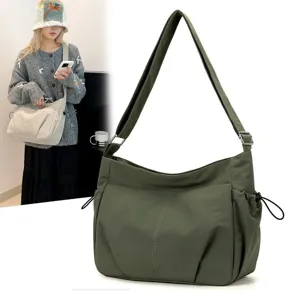 Vista dettagliata della borsa a tracolla in nylon verde con coulisse e tasca avante.