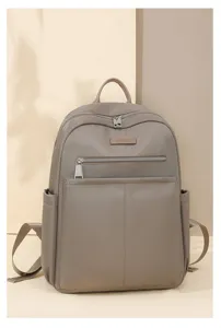 Vorderansicht Detail eines minimalistischen taupefarbenen Damenrucksacks aus Oxford