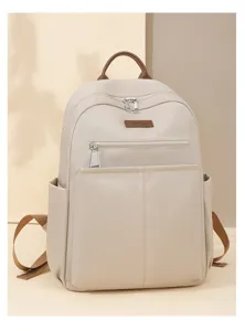Detaillierte Vorderansicht eines minimalistischen beigen Oxford-Rucksacks mit braunem Akzent
