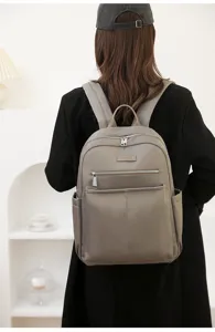 Minimalistischer taupefarbener Oxford-Rucksack für Damen, in der Rückansicht gezeigt