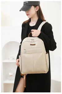 Lifestyle-Aufnahme eines eleganten beigen Oxford-Rucksacks, getragen von einem Model