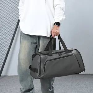 Grand sac de sport fitness étanche pour voyage et entraînement, sac bandoulière gris spacieux.
