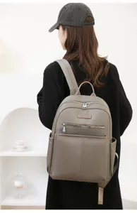 Lässiger taupefarbener Oxford-Rucksack für Damen, getragen von einem Modell