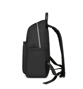 Seitenansicht eines minimalistischen schwarzen Oxford-Stoff-Rucksacks für Damen 2025