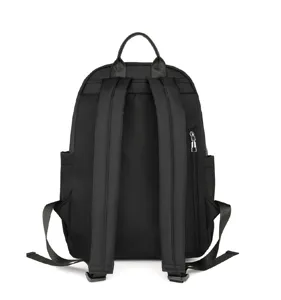 Detailansicht der Rückseite eines minimalistischen schwarzen Damenrucksacks aus Oxford