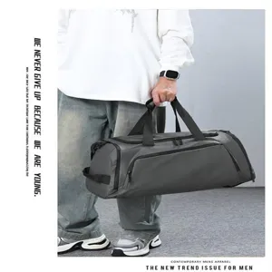 Vue détaillée du grand sac de sport imperméable pour homme avec compartiment étanche.