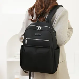 Rückansicht eines schwarzen Oxford-Rucksacks, der von einem Modell getragen wird
