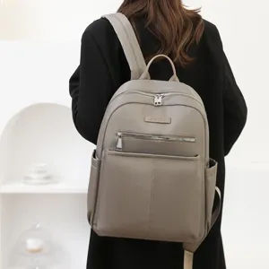 Minimalistischer khakifarbener Oxford-Stoffrucksack für Damen in der Rückansicht