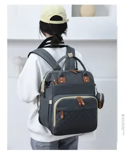 Rückansicht eines großen dunkelgrauen Wickelrucksacks, getragen von einem Model