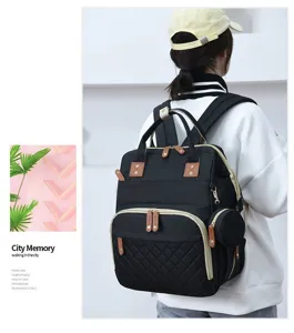 Rückansicht eines Modells mit einem schwarzen multifunktionalen Wickelrucksack Design