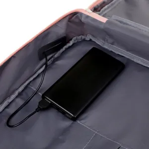 Λεπτομέρεια εσωτερικής θύρας φόρτισης USB σακιδίου, πρακτική τσέπη powerbank εσωτερικά