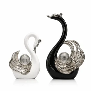 Lussuosa coppia di cigni in cristallo nero e bianco, elegante decorazione per la casa.