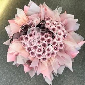 Herzform Rosenstrauch mit rosa Geschenkpapier und Schleife, romantisches Geschenk zum Valentinstag.