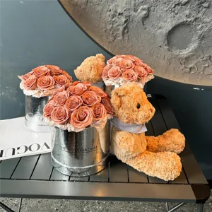 Boîte cadeau de bouquet de fleurs de roses en peluche ours pour la Saint-Valentin.