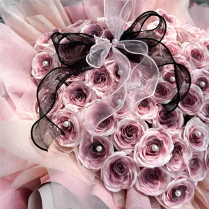 Wunderschöner dunkler Pflaumenrosen Seifenblumenstrauß mit Perlen und Schleife, perfektes Geschenk.