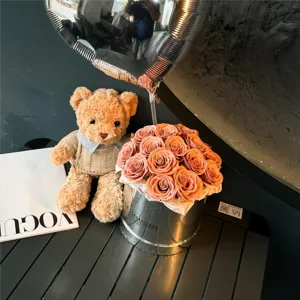 Ours en peluche et boîte cadeau de bouquet de roses préservées pour Saint Valentin anniversaire.