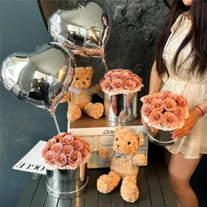 Cadeau Saint Valentin ours en peluche boîte de roses et ballon cœur argenté présent romantique