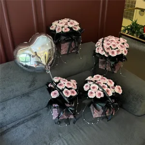 Vista detallada de la caja de regalo de ramo de rosas de jabón artificial con cinta.