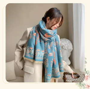 Detailansicht eines eleganten blauen Schals mit Retro-Paisley-Muster und weicher Textur