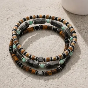 Detailansicht von Vintage 6mm Natursteinperlen-Armbändern für Herren auf strukturiertem Grund.