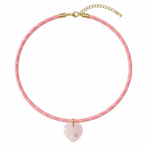 Roze rozenkwarts hart hanger ketting met verstelbaar gevlochten koord en gouden sluiting.