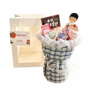 Handgemaakt keramisch bloemboeket met geschenkzakje voor de dag van de leraar