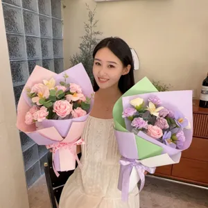 Femme tenant deux magnifiques bouquets de fleurs de savon avec roses et oeillets