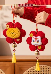 Gros plan d'ornements suspendus en peluche rouge pour le Nouvel An avec glands