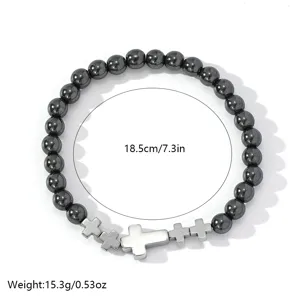 Detalle de pulsera de cuentas de hematita de 18,5 cm con cruces de plata y peso
