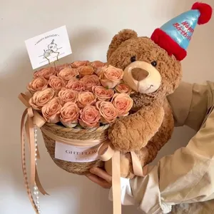 Valentijnscadeau rozen boeket met schattige teddybeer in mandje voor verjaardag cadeau