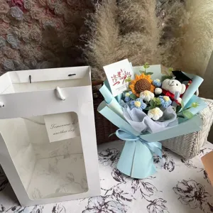 Handgemaakte gehaakte bloemenboeket met beer, creatief cadeau voor afstuderen en meisjes.