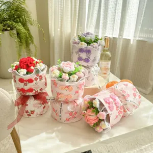 Détails de bouquets de fleurs en crochet faits main avec des boutons Qipao élégants