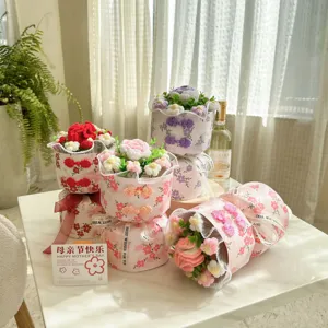 Détail exquis de bouquets de fleurs crochetés à la main dans des boîtes Qipao élégantes