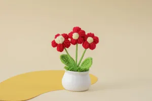 Detailansicht der handgefertigten Häkel Sonnenblumen Topfpflanze für die Dekoration.