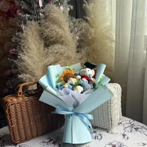 Handgemaakte gehaakte bloemenboeket gebreid afstudeercadeau met schattige beer en zonnebloem.
