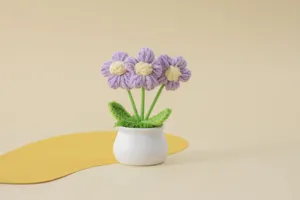 Handgefertigte gehäkelte Blumen Topfpflanze Detailansicht mit feiner weicher Garntextur.