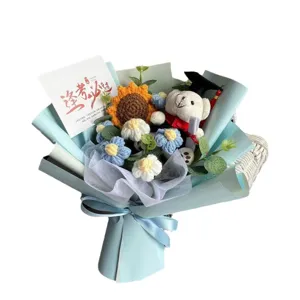 Handgemaakte gehaakte garen bloemboeket met schattige afstudeerbeer, perfect cadeau voor examen.