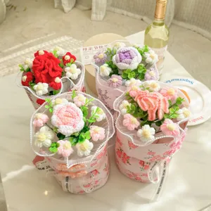 Bouquets de fleurs faits main au crochet avec emballage fleuri rose et rubans de vœux