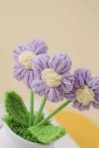 Handgemachte Häkelblume Topfpflanze Dekor Detailaufnahme, ideal für schöne Zimmerdeko.