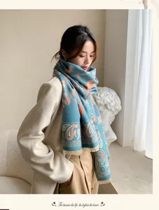 Detailansicht eines blauen Vintage-Paisley-Schals mit warmer Kaschmirimitat-Textur