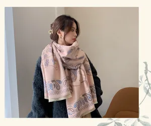 Detailaufnahme eines Vintage-Paisley-Schals mit Kaschmir-Gefühl für Herbst und Winter