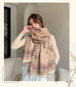 Eleganter Schal mit Paisley-Muster und Fransen, getragen von einem Model