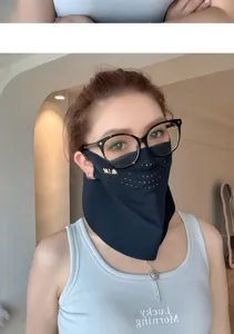 Maschera facciale di protezione solare in seta di ghiaccio con fori traspiranti esterni.