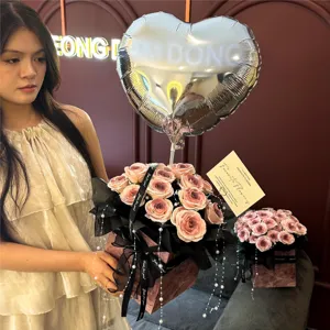 Ramo de rosas de jabón artificial con globo de corazón y tarjeta para ocasiones especiales.