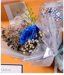 Bouquet de roses de savon bleu avec gypsophile et emballage en dentelle, cadeau romantique.